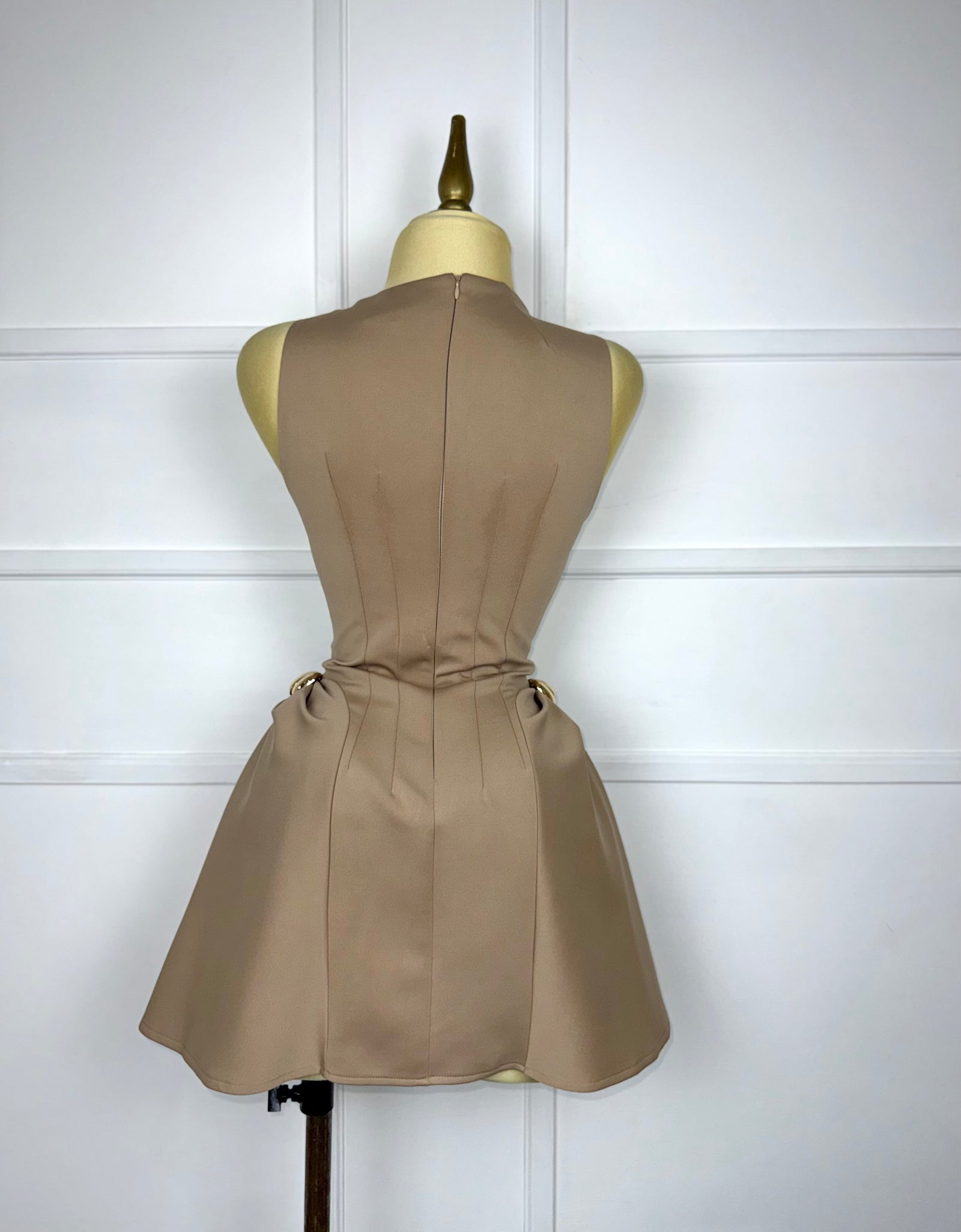 Vestido café con broches dorados