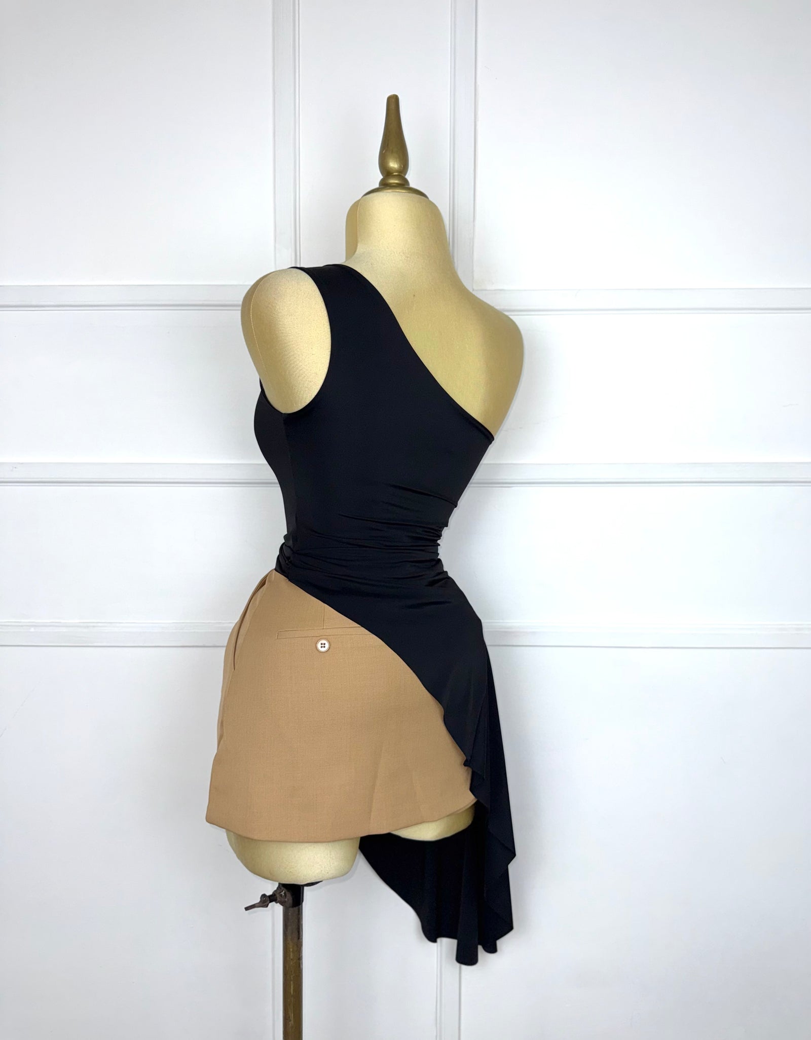 Blusa negra asimétrica