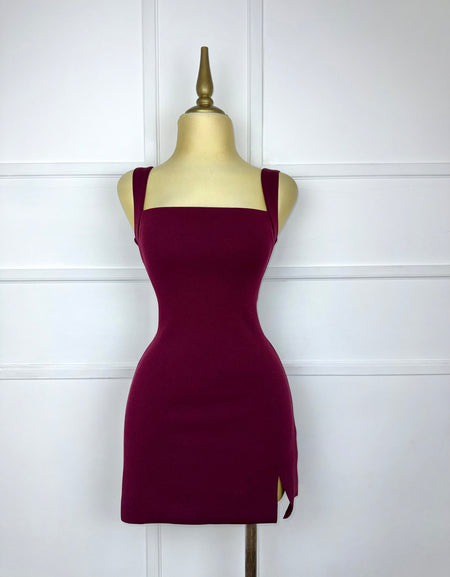 Vestido corto tinto con abertura