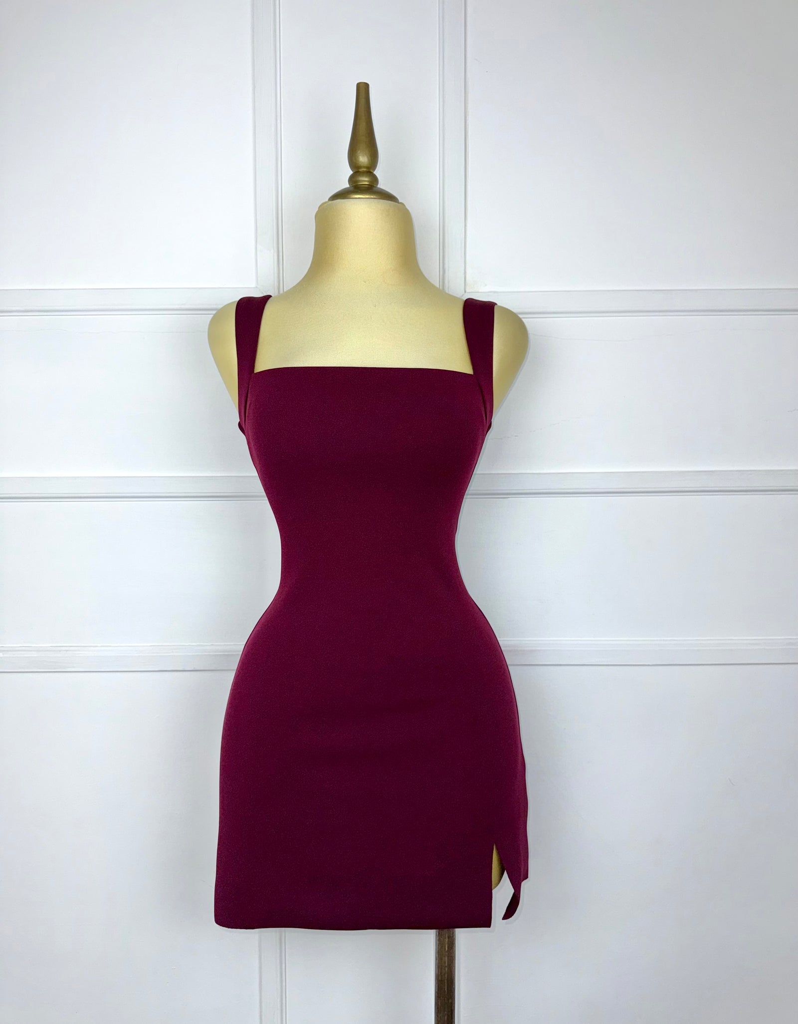 Vestido corto tinto con abertura