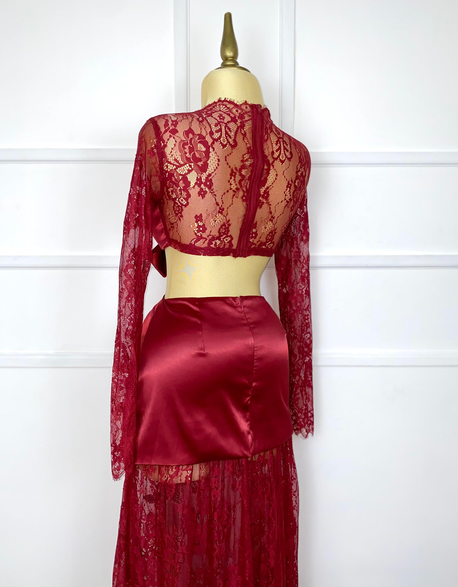 Vestido tinto satín con encaje