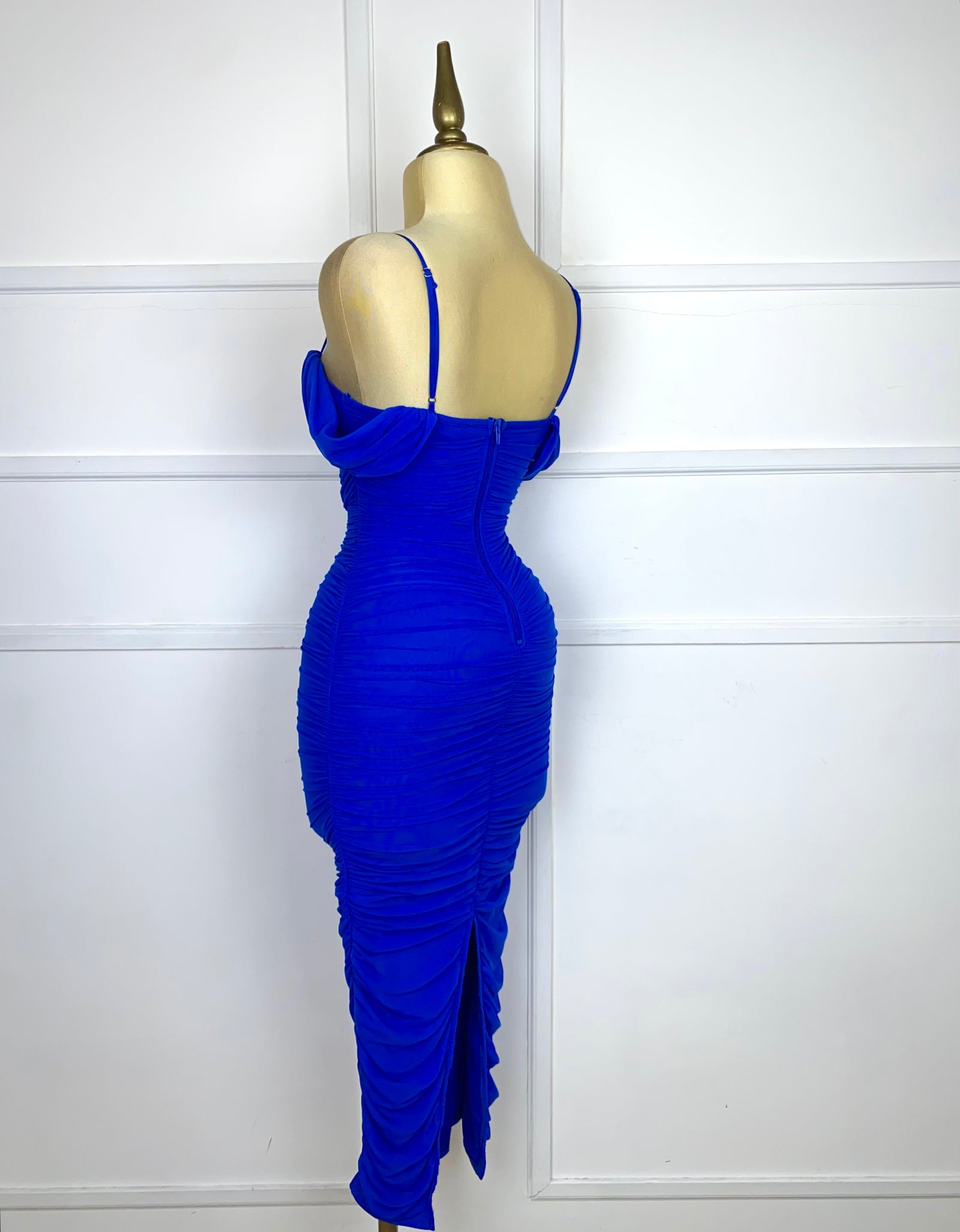 Vestido azul rey drapeado con abertura