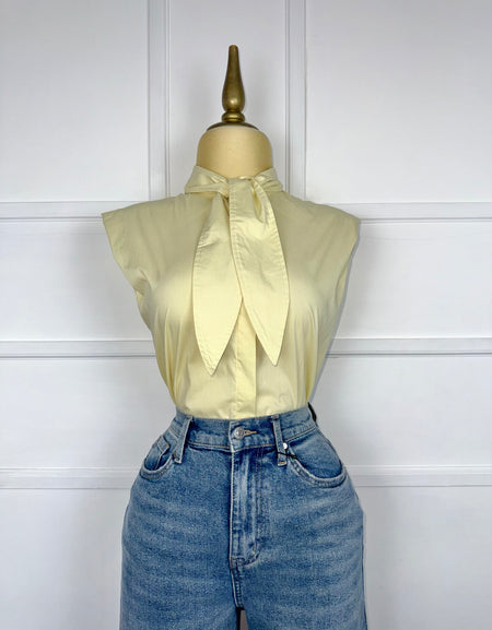 Camisa amarilla con listón