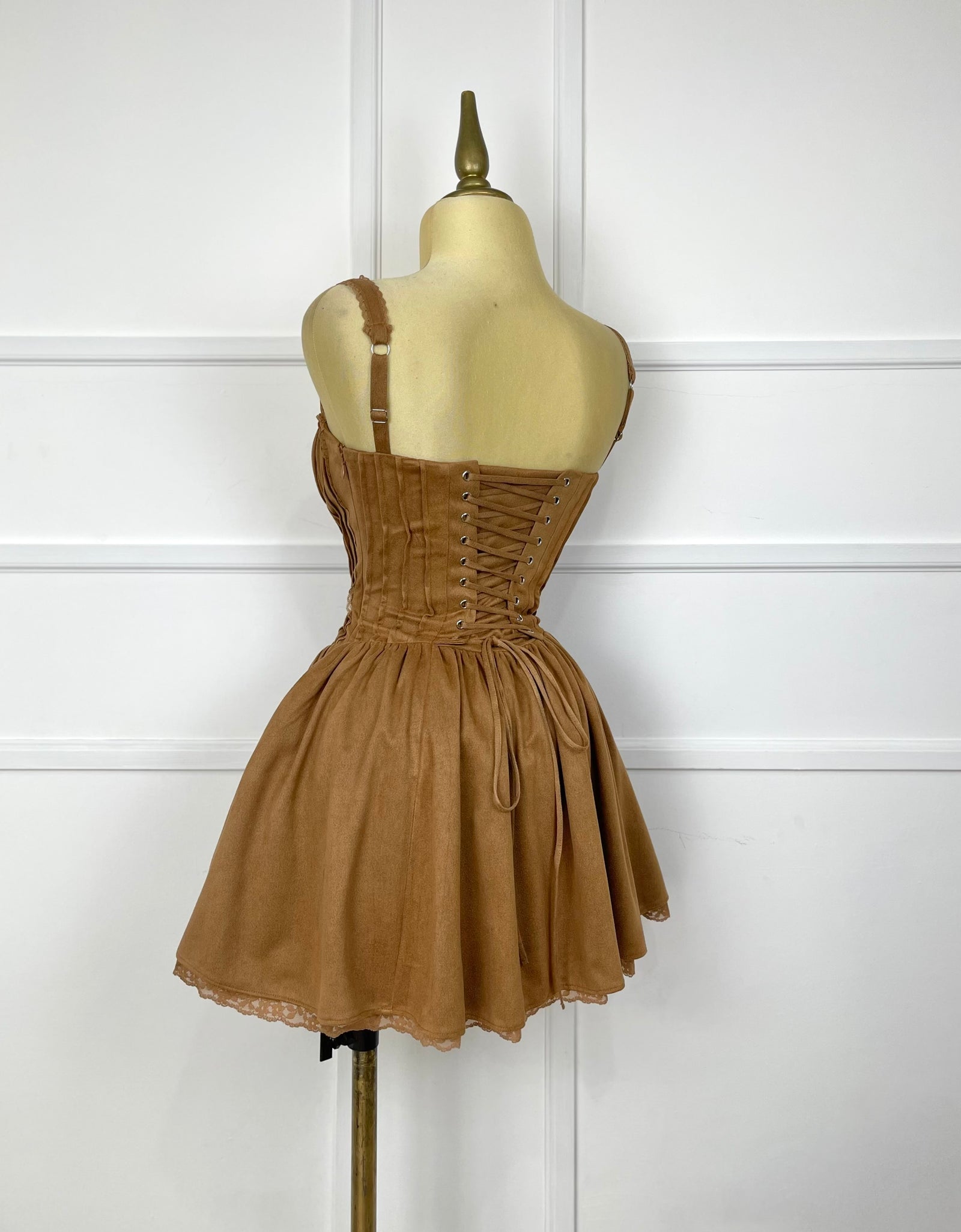 Vestido corto café de gamuza