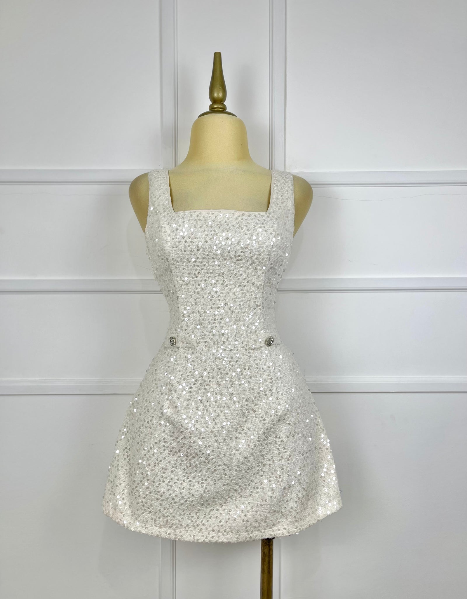 Vestido beige tweed lentejuelas y moño tul