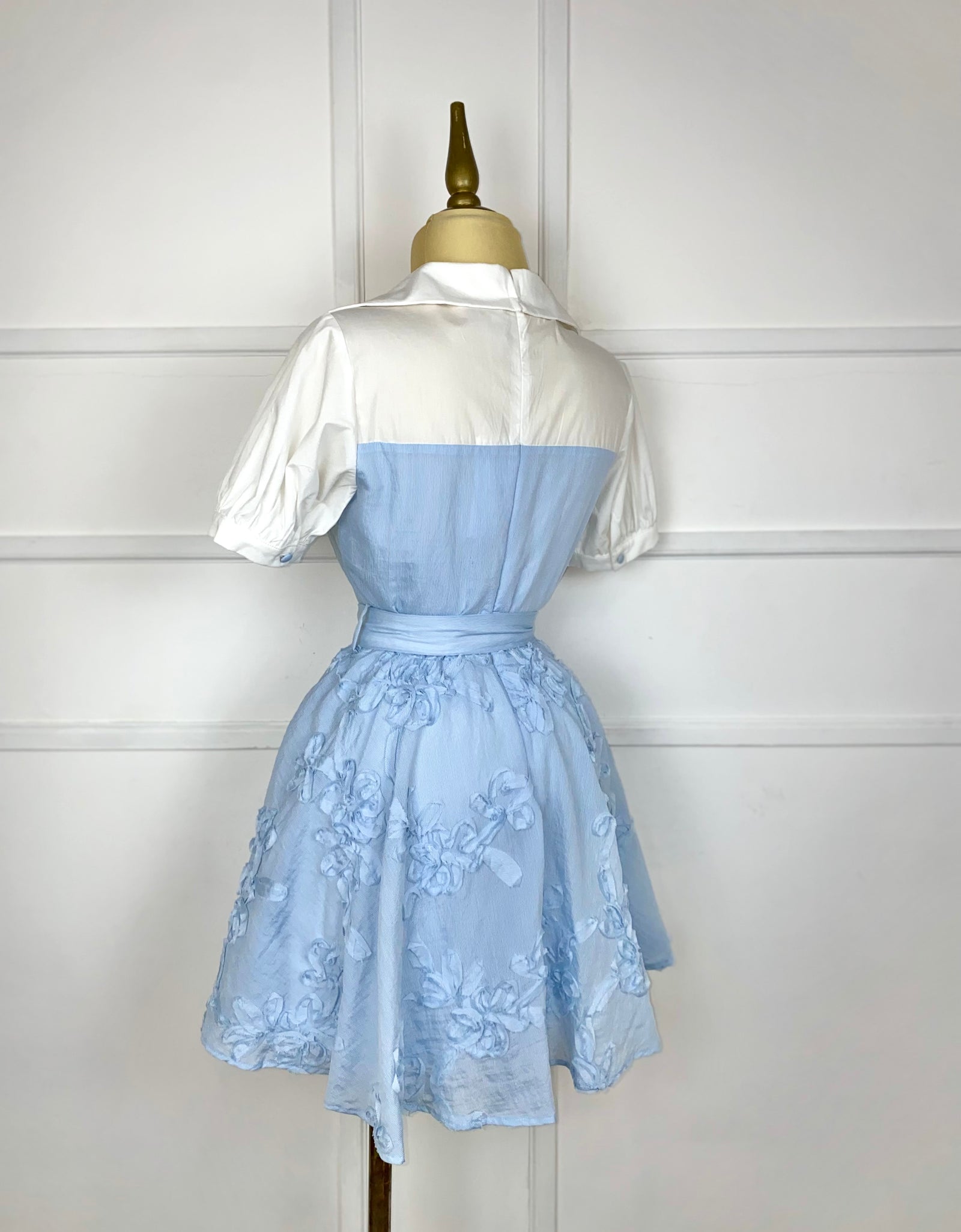 Vestido azul textura con blanco y cinto