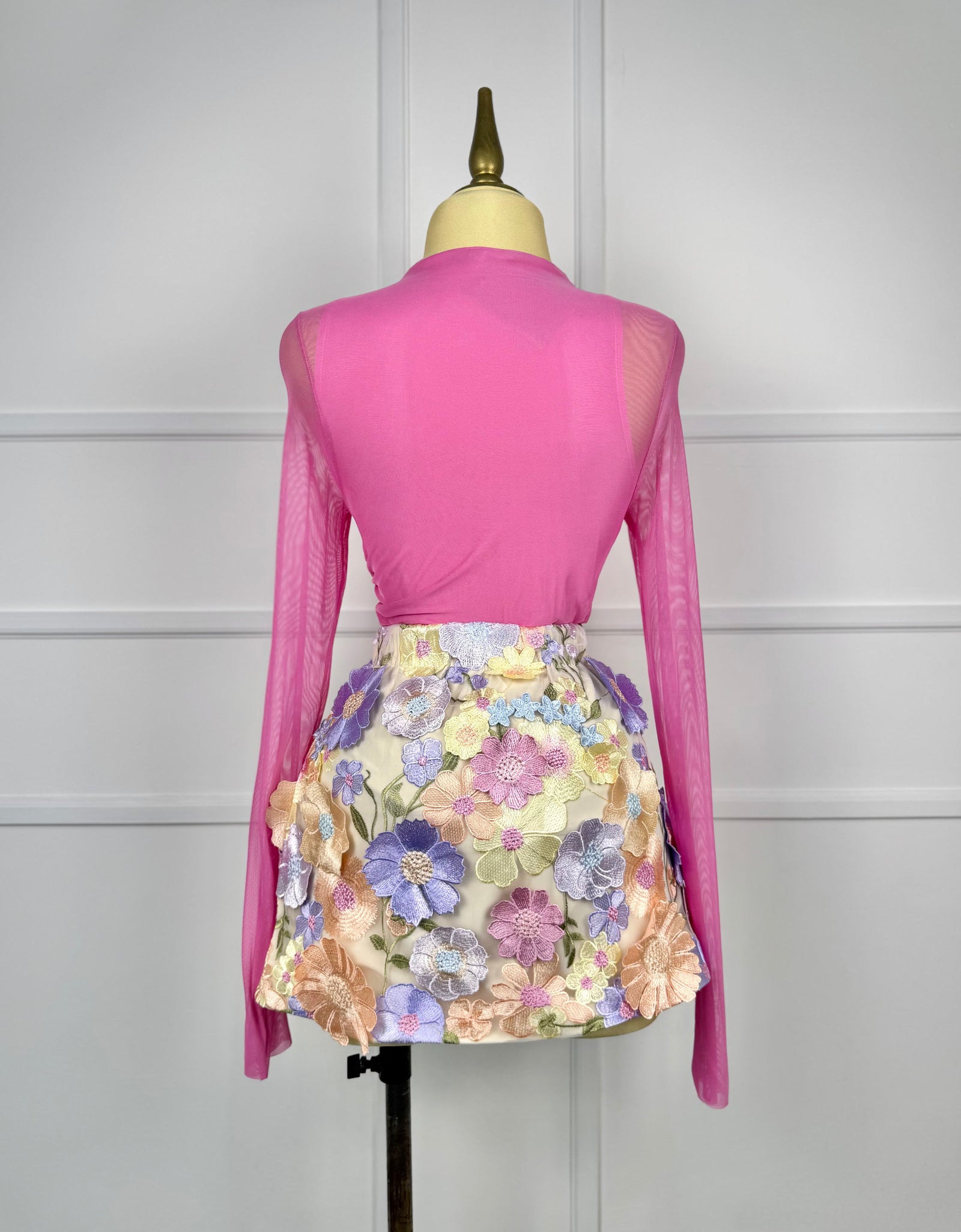 Falda corta con flores 3D