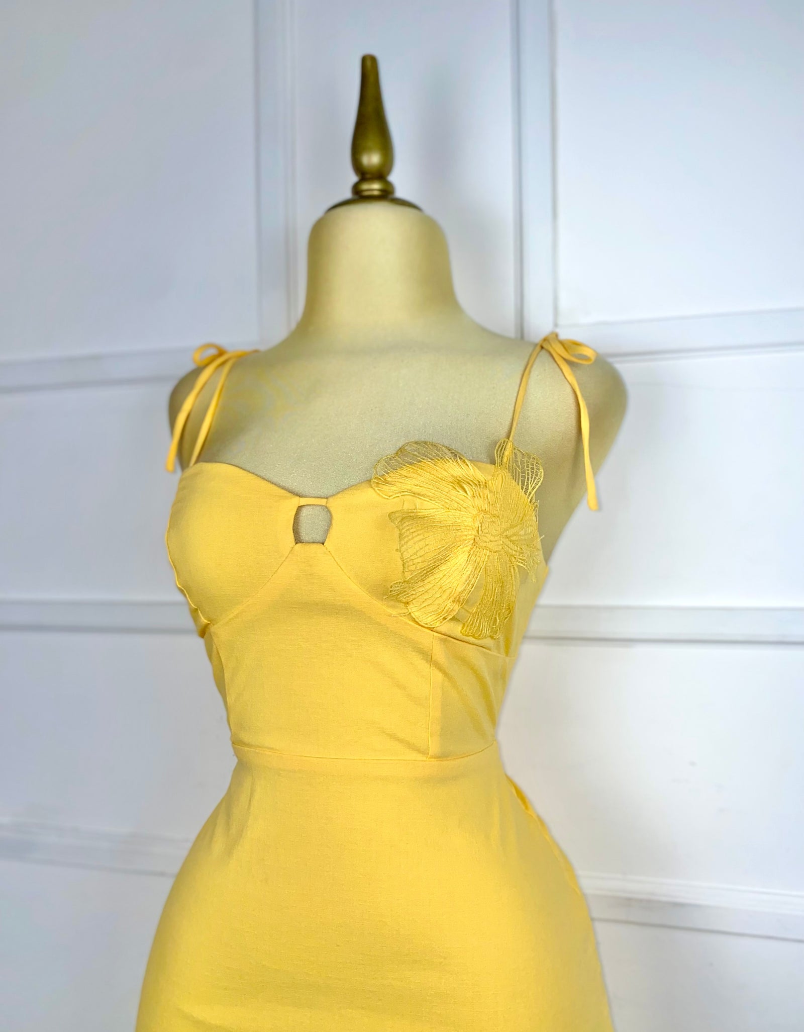 Vestido liso mostaza con flor