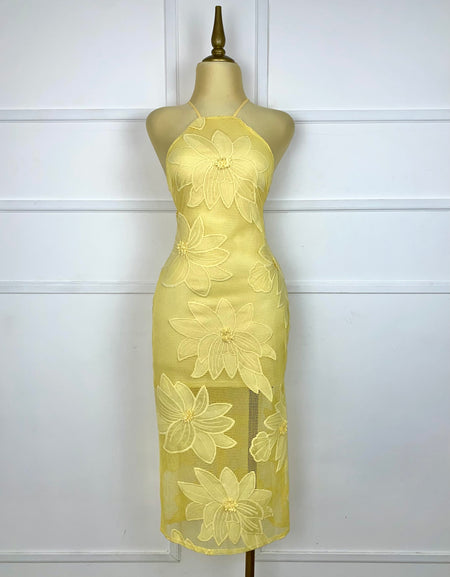 Vestido amarillo tejido con flores