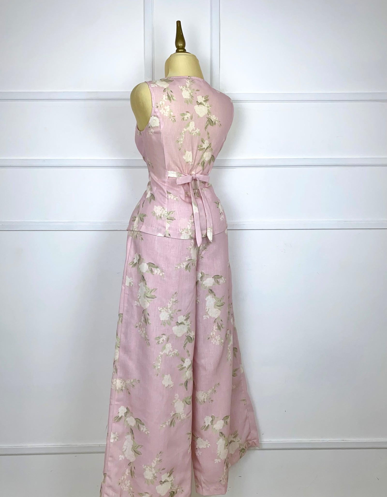 Set rosa flores blancas tipo lino