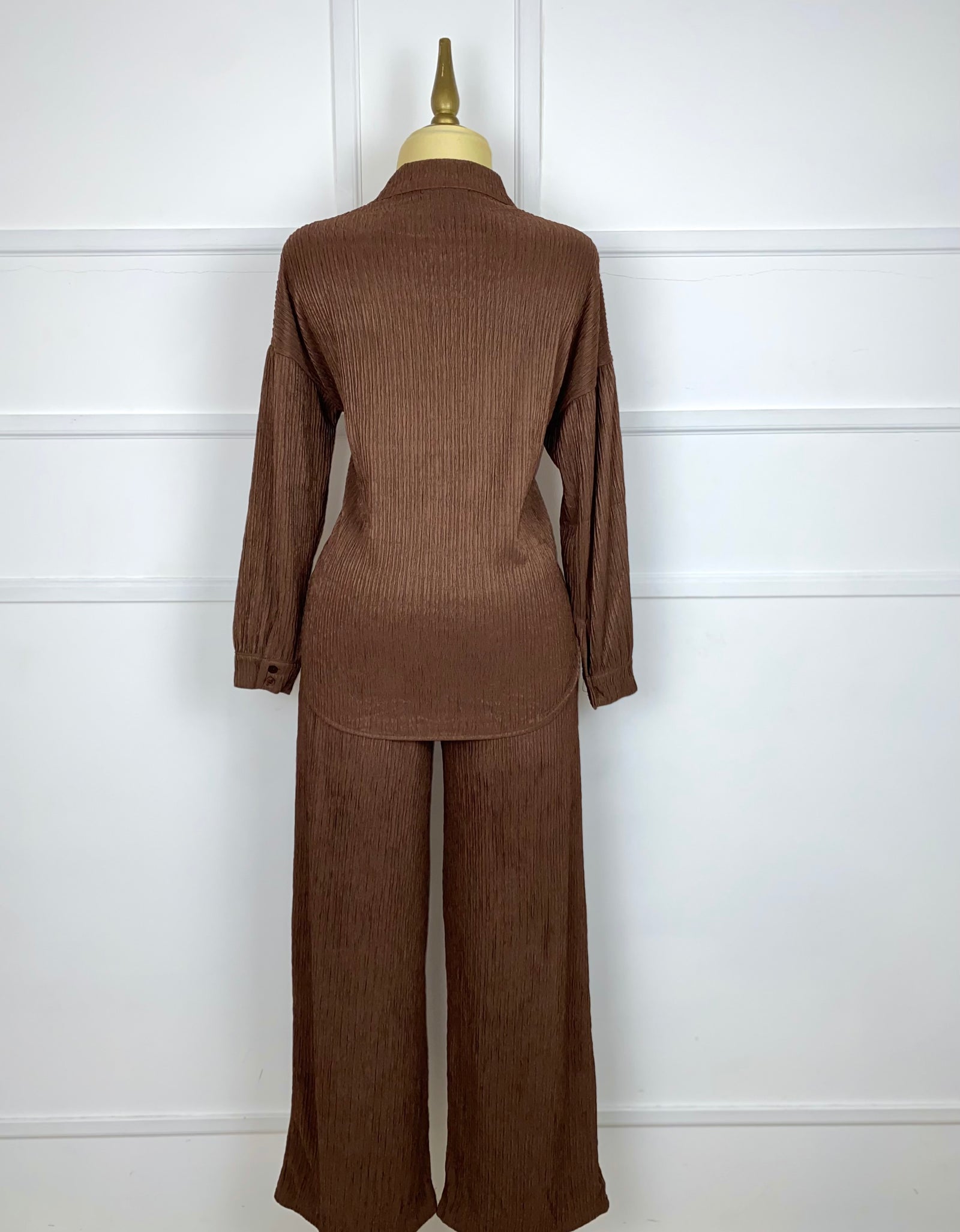Set café textura camisa y pantalón