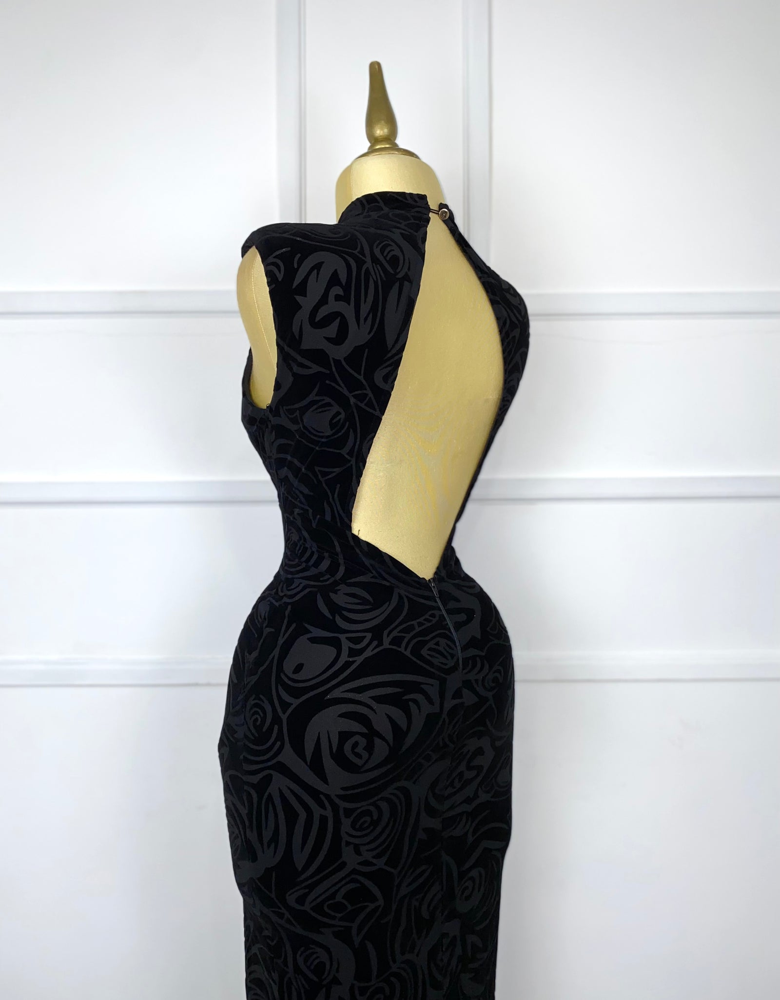 Vestido negro estampado terciopelo con abertura