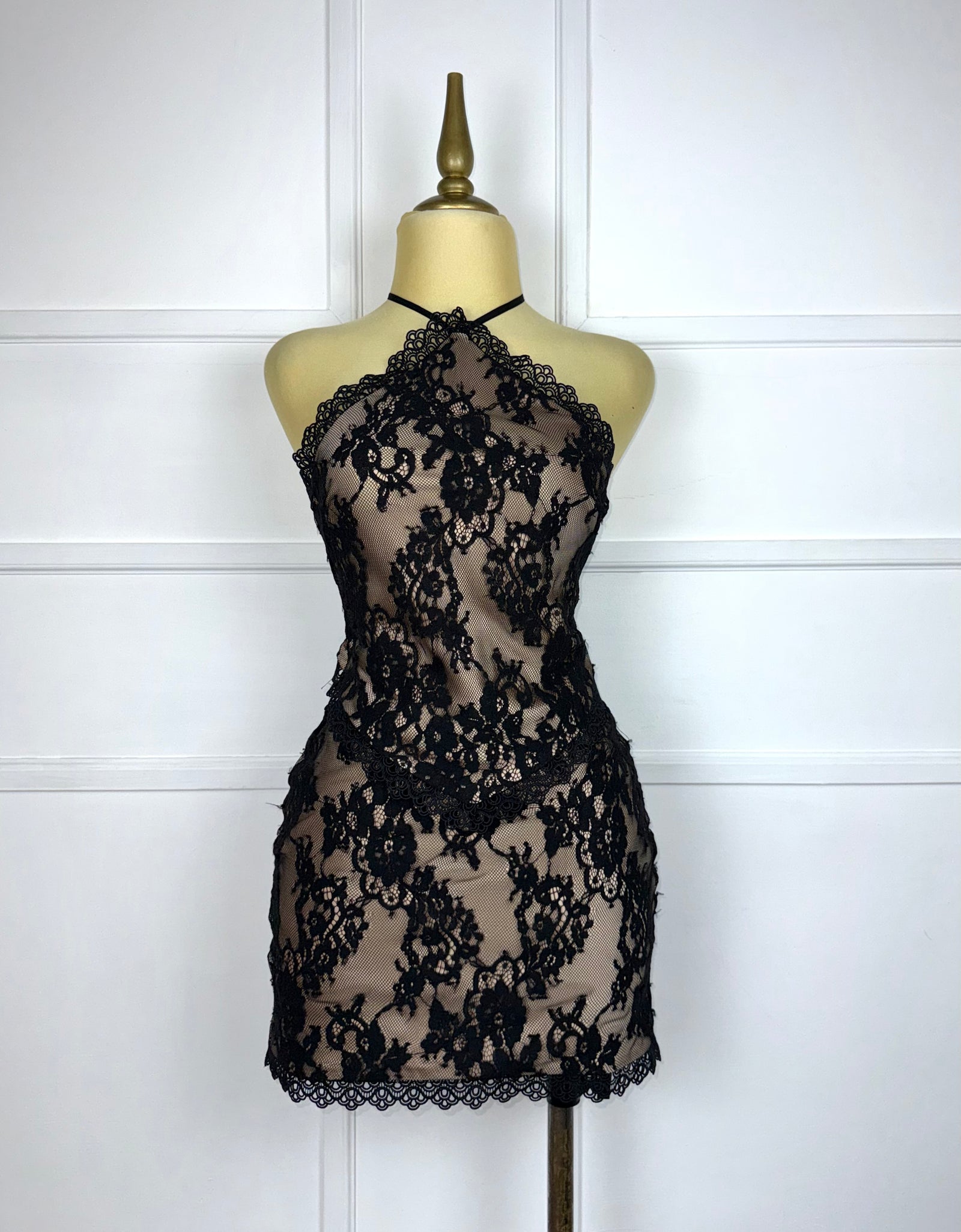 Vestido nude encaje negro