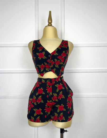 Set negro con rosas rojas