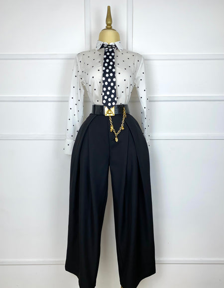 Pantalón negro con cinto hebilla dorada