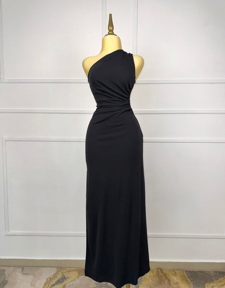 Vestido negro con cadena dorada