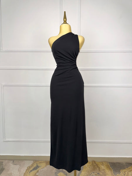 Vestido negro con cadena dorada