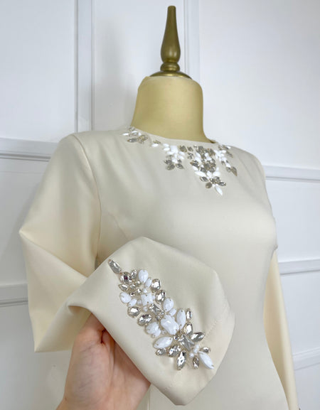 Vestido beige manga larga con pedrería