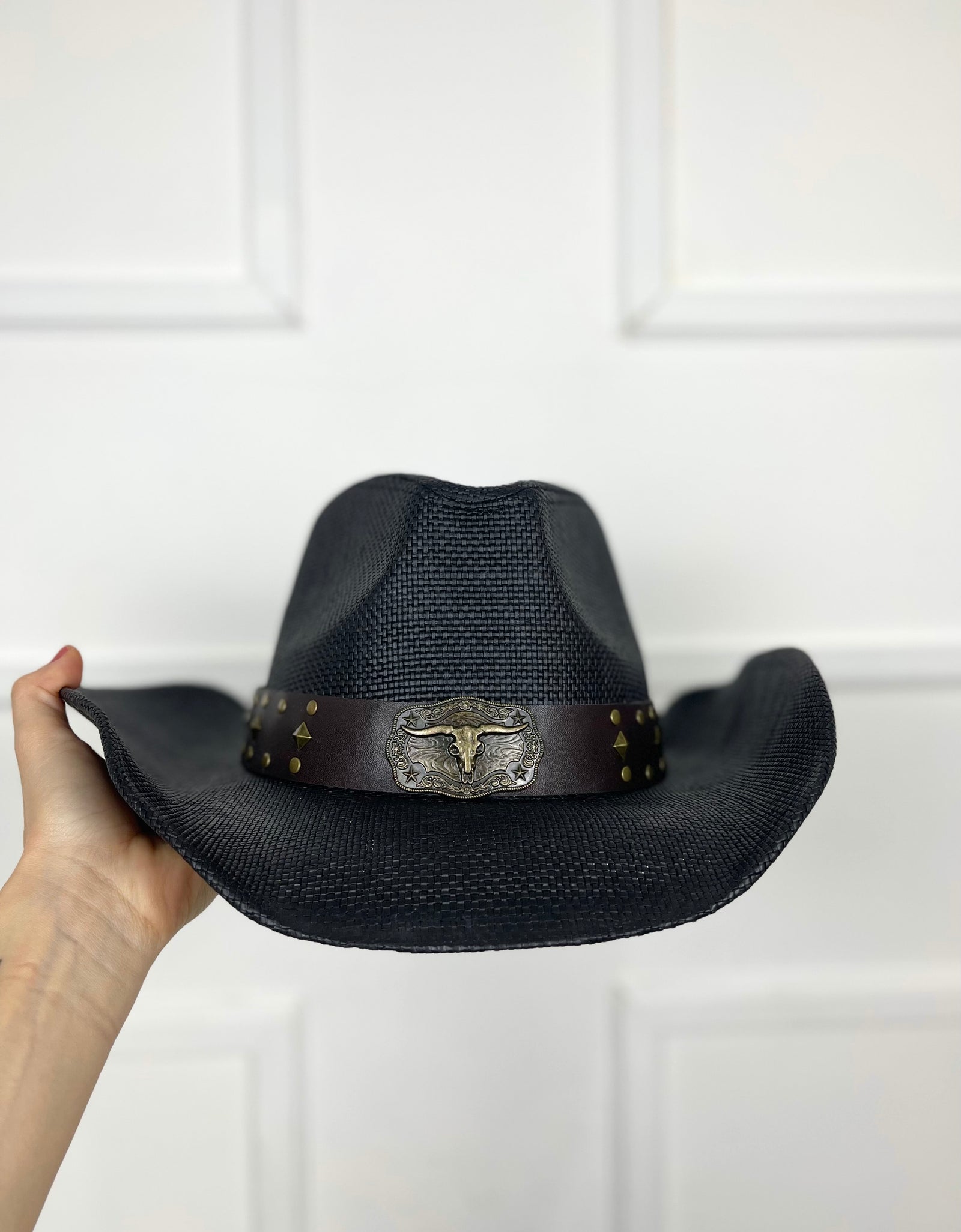 Sombrero negro de paja con hebilla
