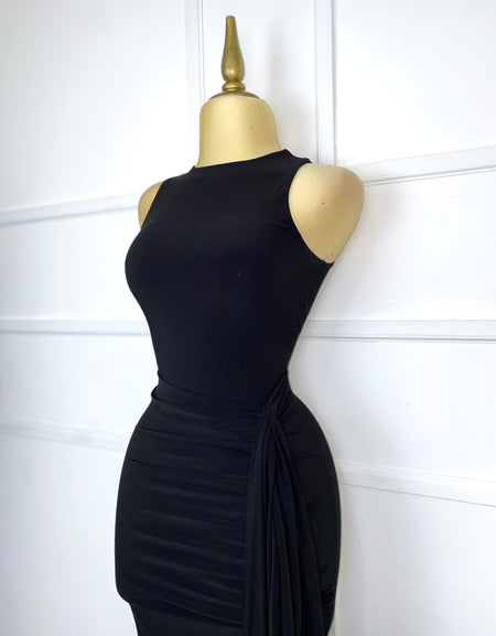 Vestido negro drapeado