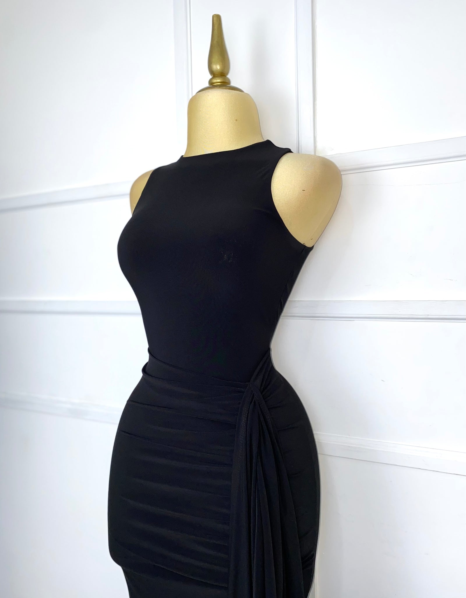 Vestido negro drapeado