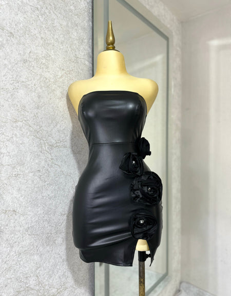 Vestido negro vinipiel con flores