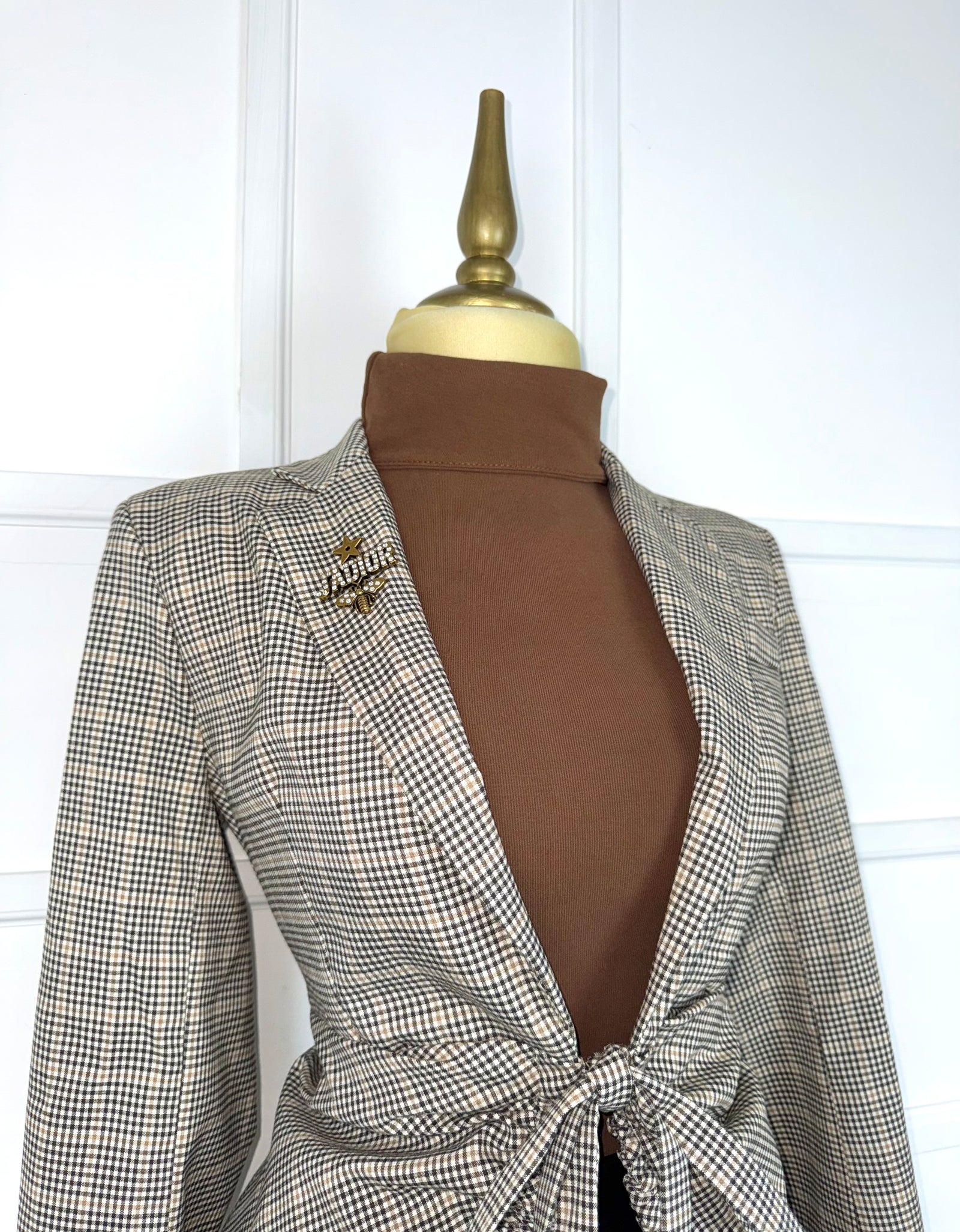 Blazer cuadros con prendedor