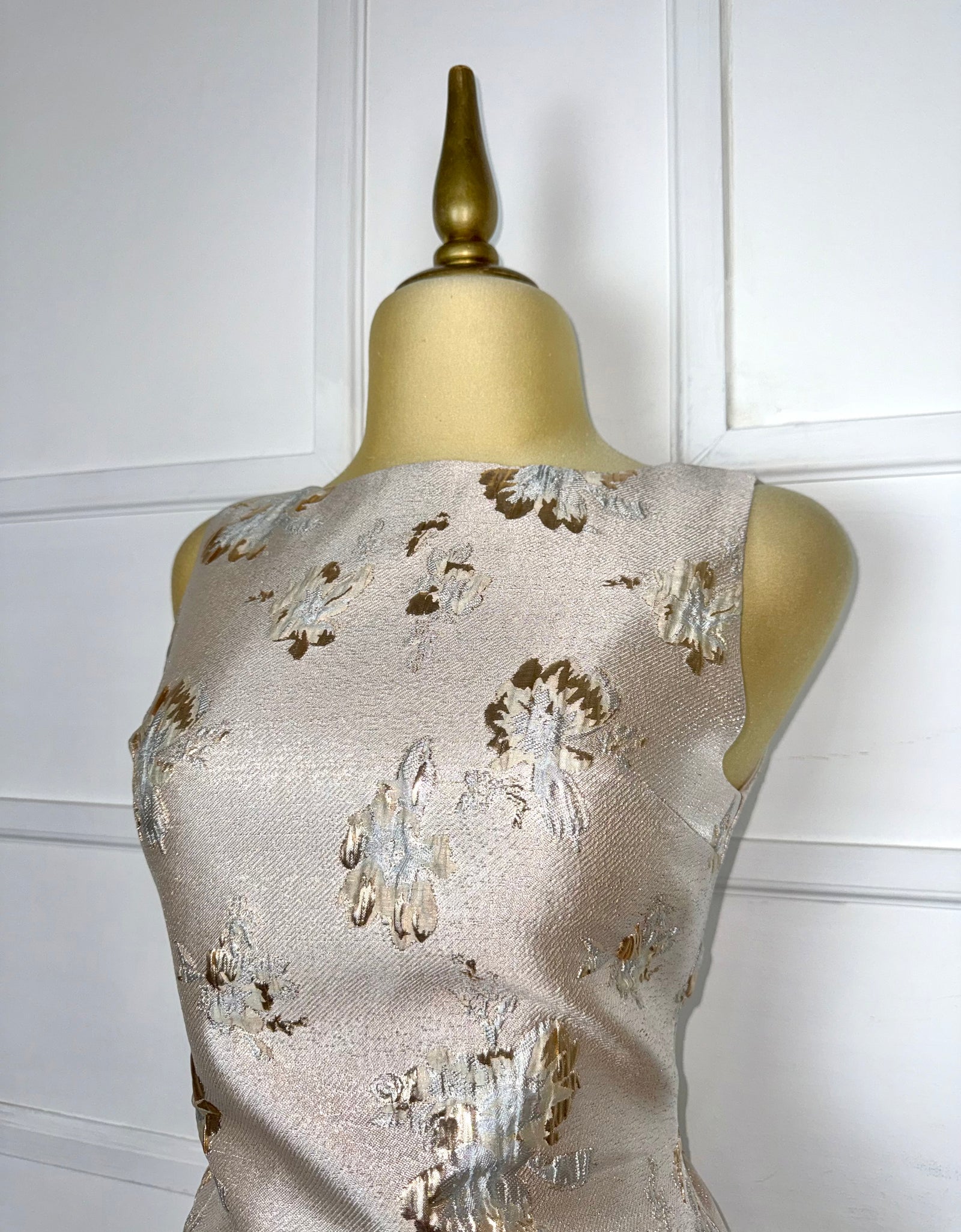 Vestido corto con brocado