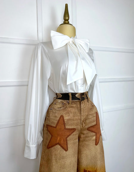 Camisa blanca con listón