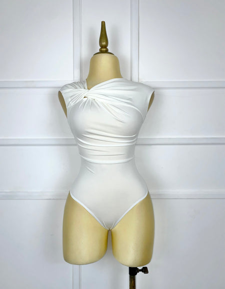 Bodysuit blanco asimétrico con nudo