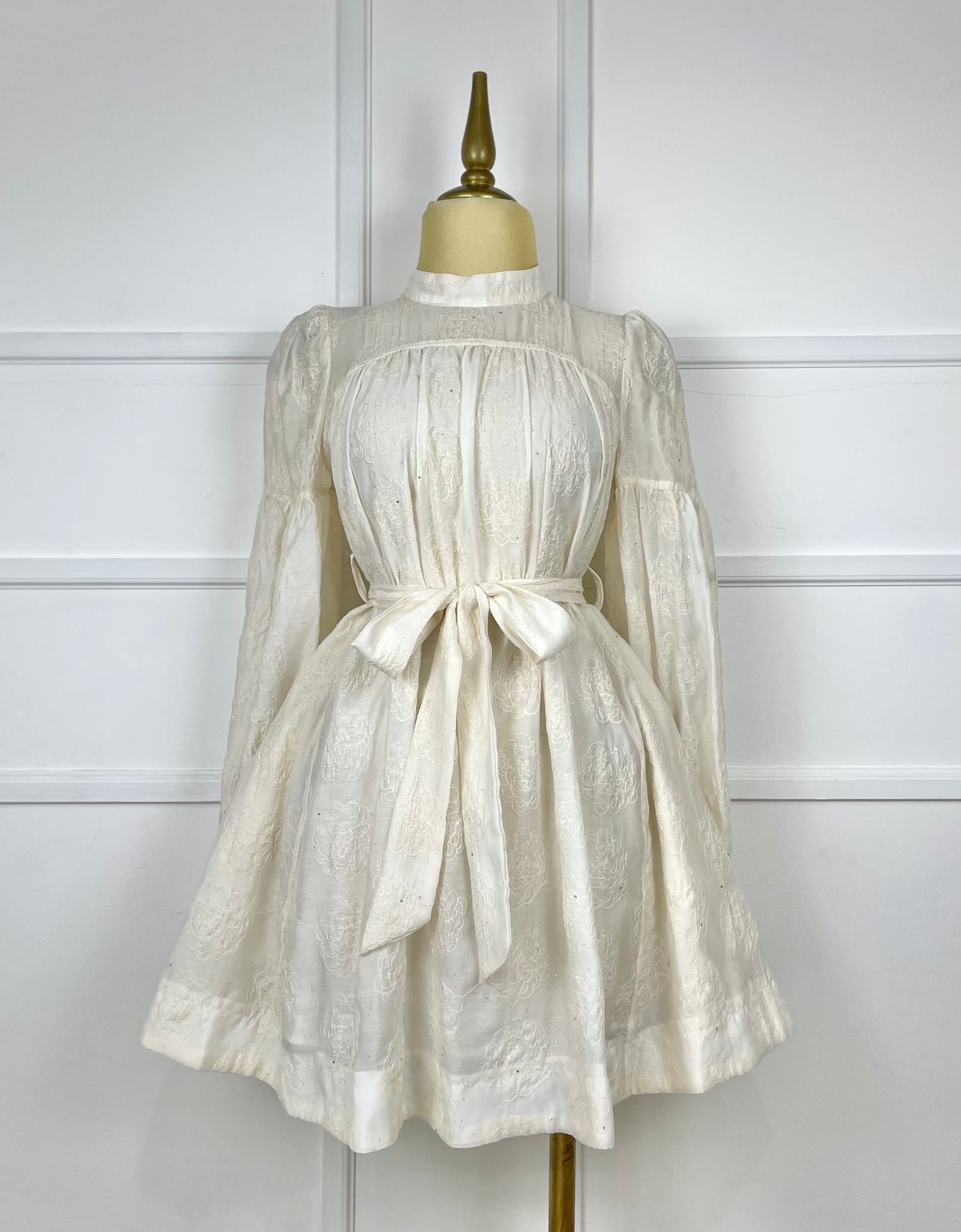 Vestido crema con brillitos y listón