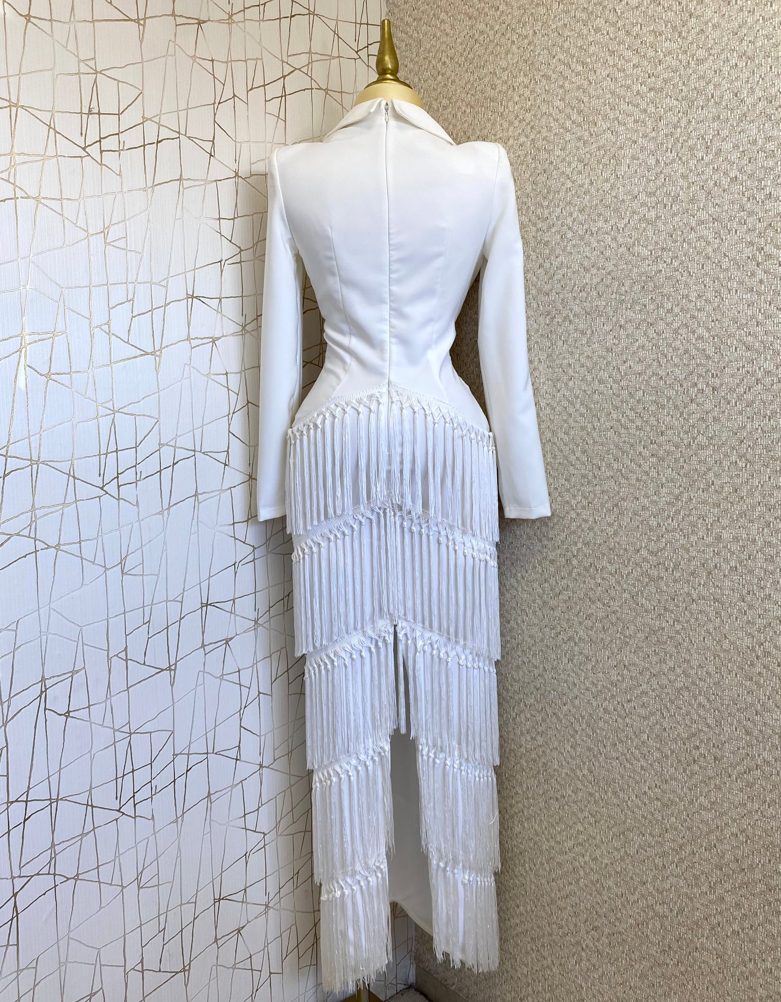 Vestido blanco transparencia con escote y flecos