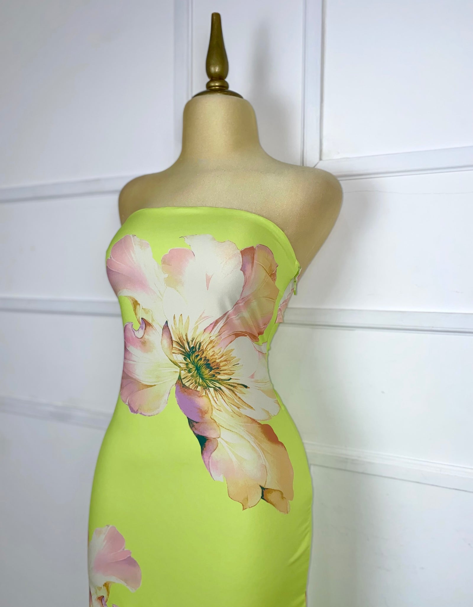 Vestido verde strapless con escote en espalda