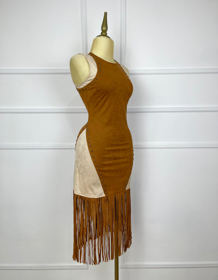 Vestido camel gamuza con flecos y estoperoles