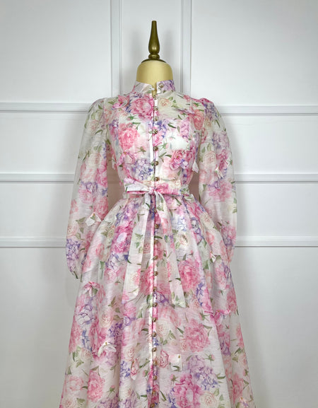 Vestido blanco largo con flores rosas y listón