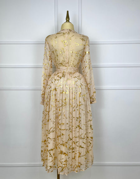 Vestido beige plisado con detalles dorados