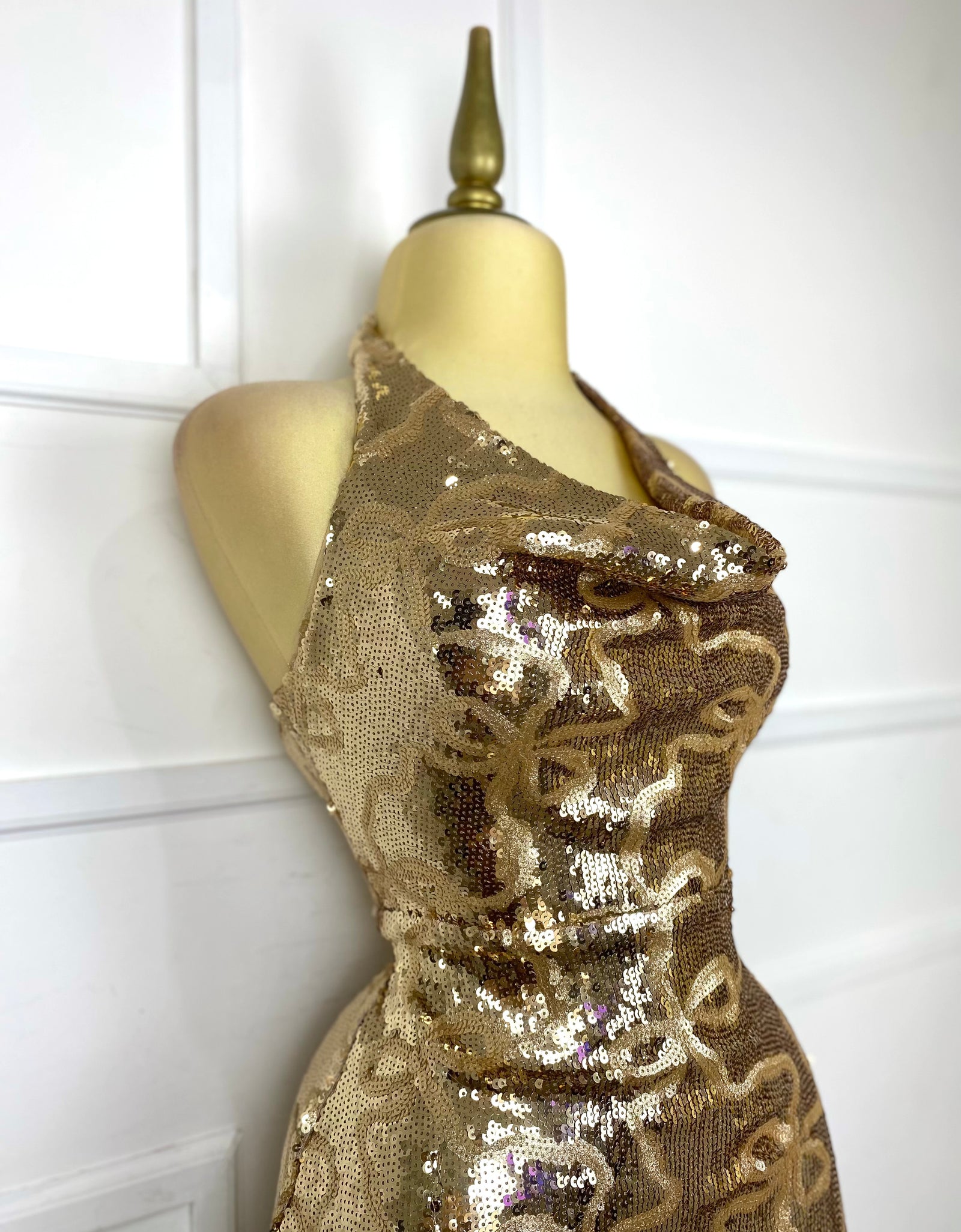 Vestido dorado con moñitos y lentejuelas