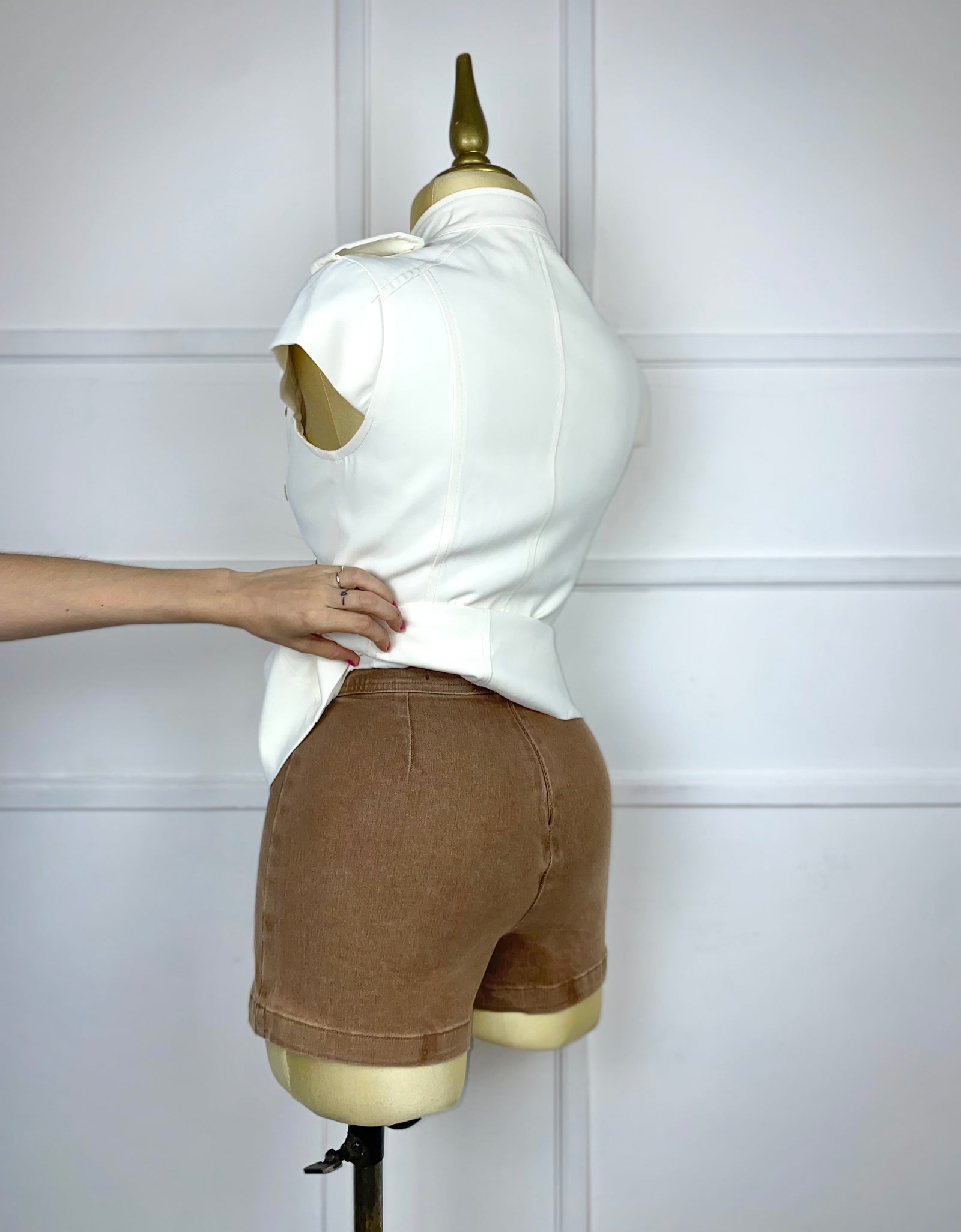 Chaleco beige con bordado y botones dorados