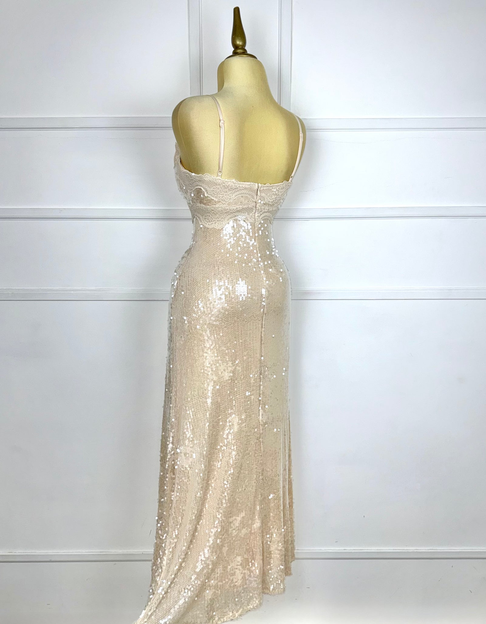 Vestido crema con lentejuelas y encaje