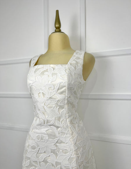 Vestido beige con flores blancas