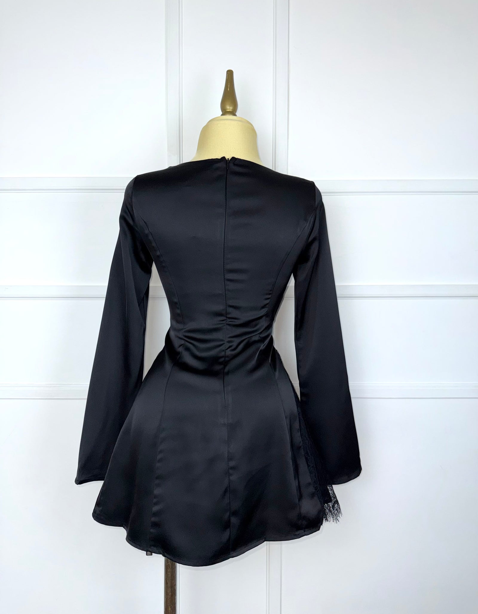 Vestido negro satín con encaje