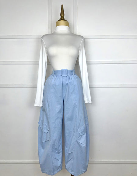 Pantalón azul con cinto