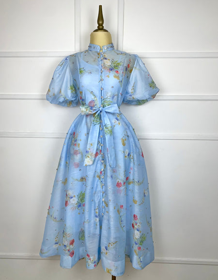 Vestido azul con flores y pedrería con listón