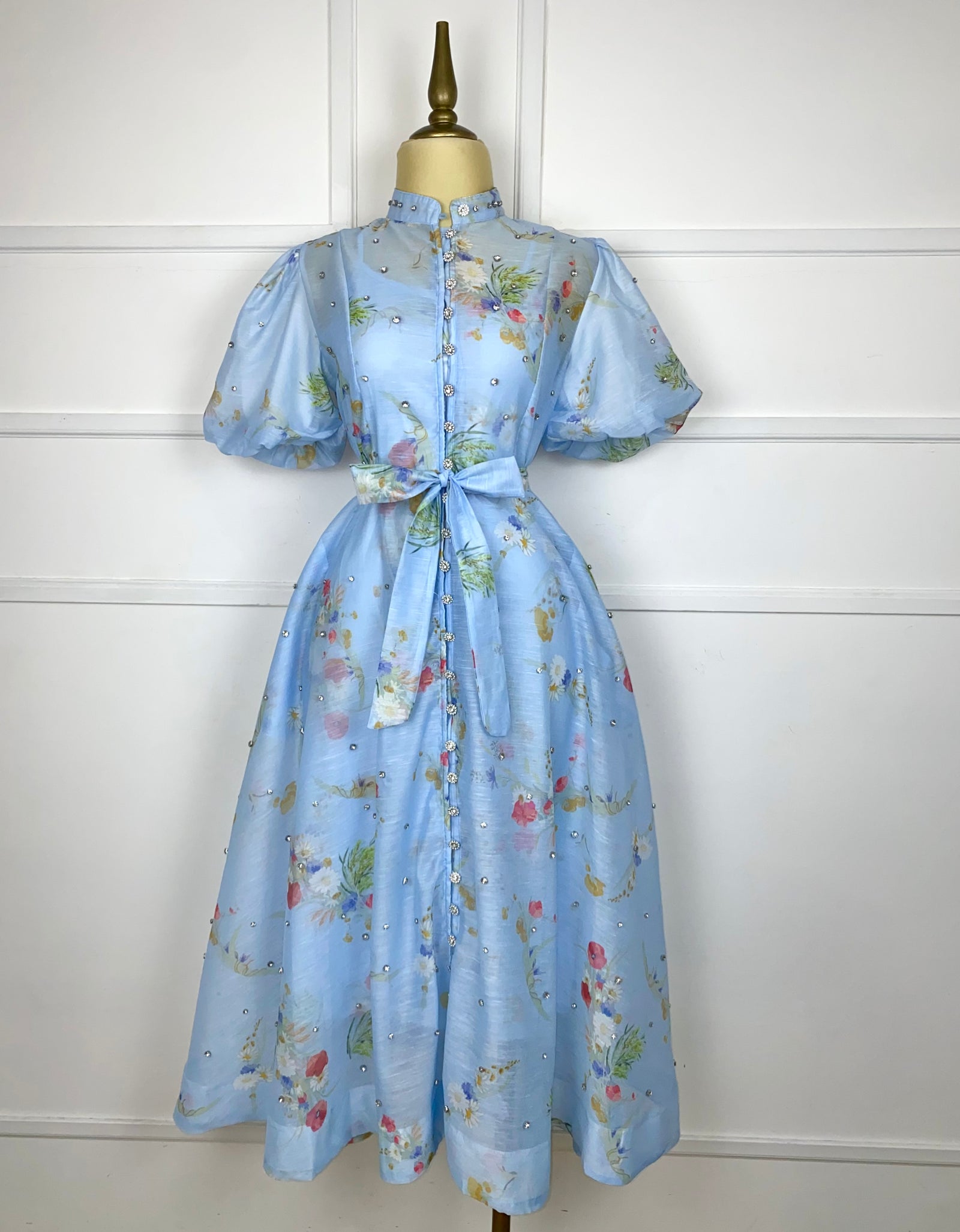 Vestido azul con flores y pedrería con listón