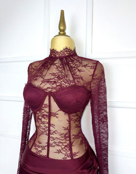 Vestido tinto satín con encaje y copas