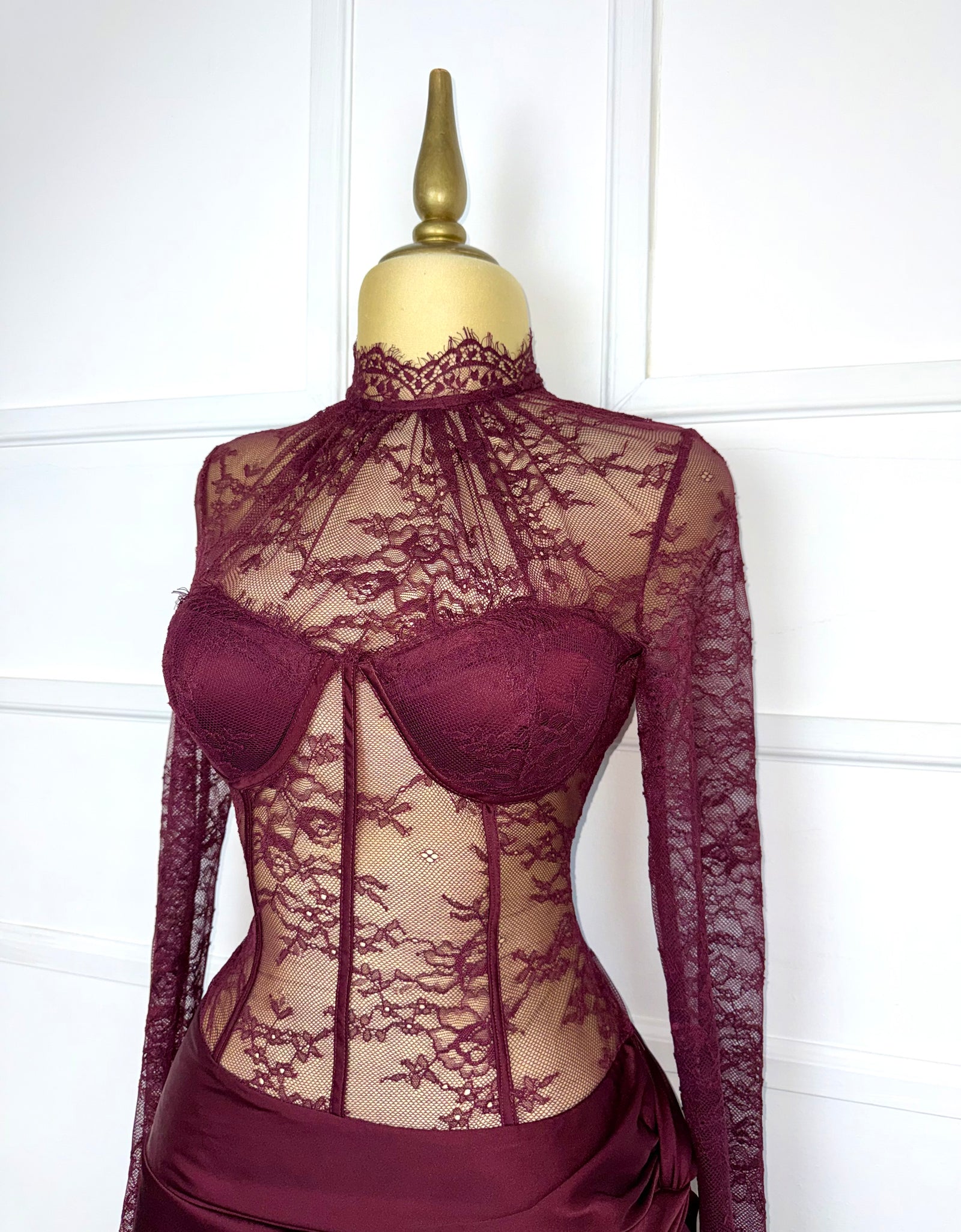 Vestido tinto satín con encaje y copas