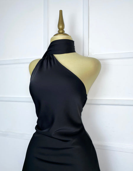 Vestido negro satín asimétrico