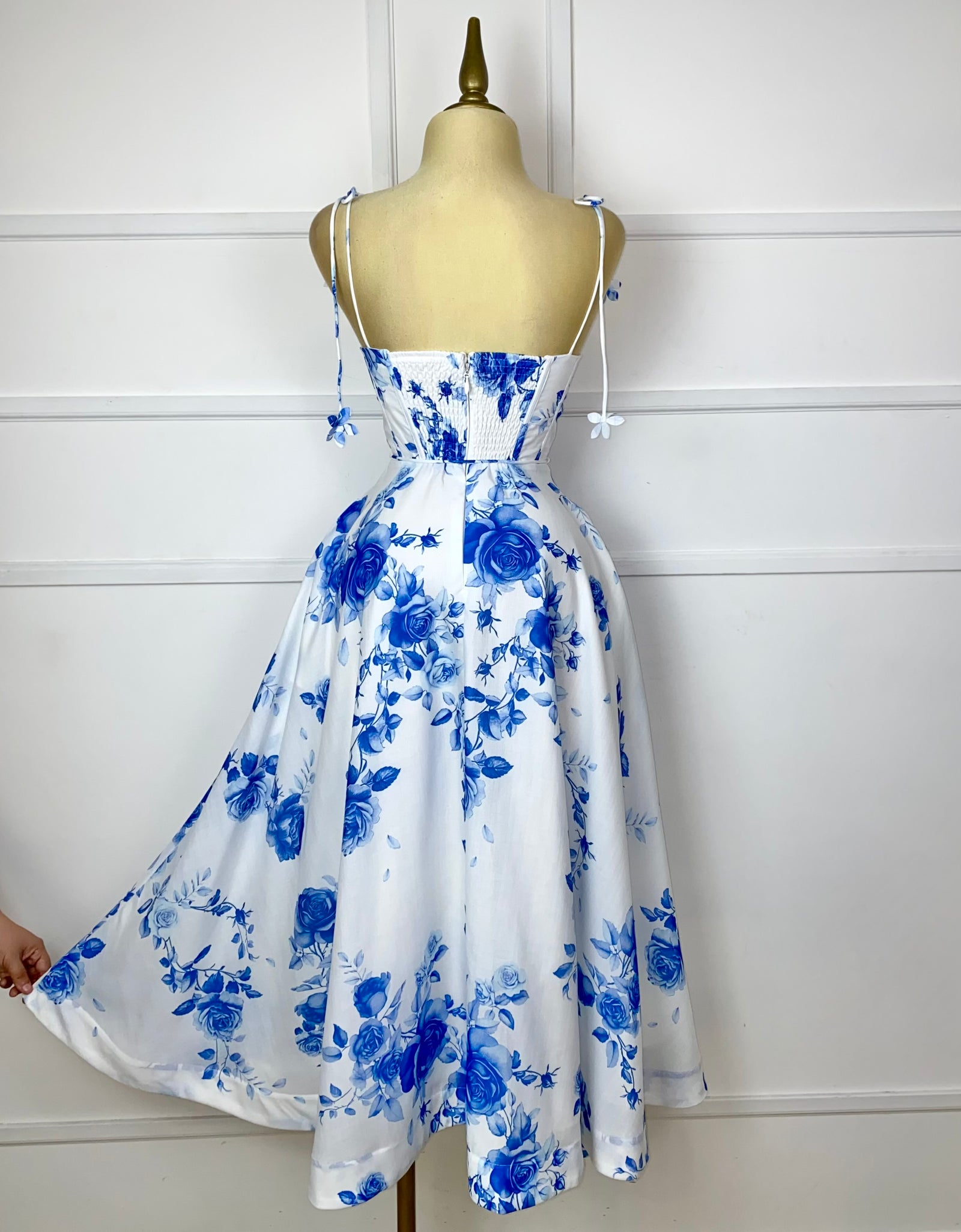 Vestido blanco con flores azules (tiene copas)