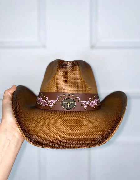 Sombrero con bordado rosa y estoperoles