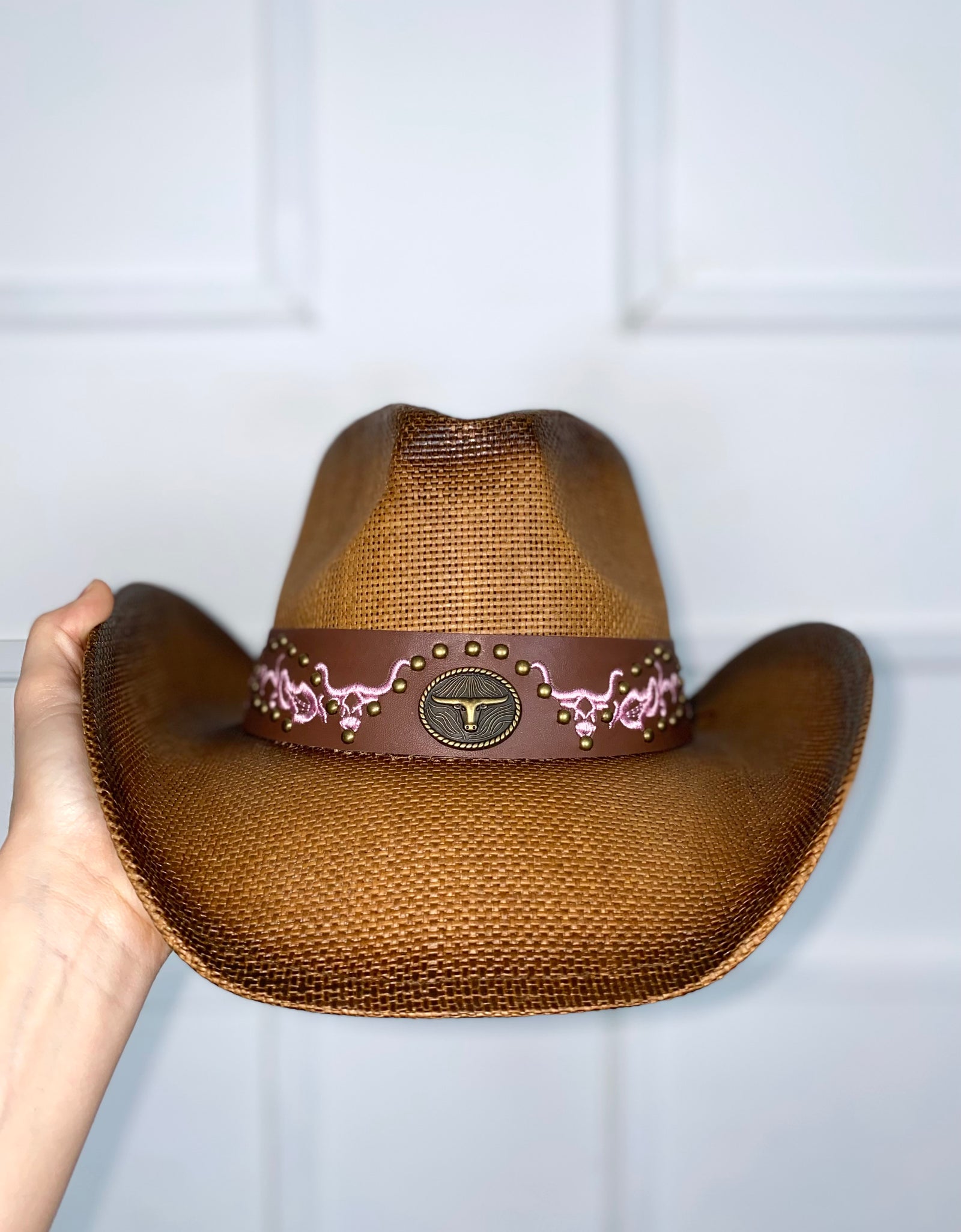 Sombrero con bordado rosa y estoperoles
